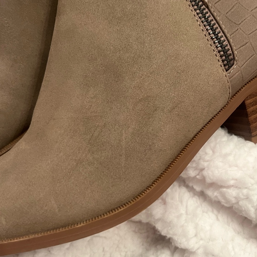 NWOT-Womens Vera Wang Taupe Booties - Picture 9 of 11